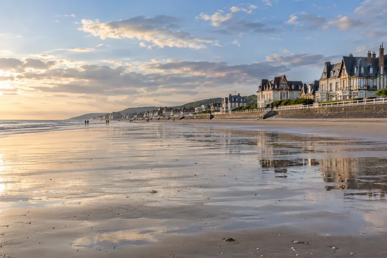 Illustration générée par IA : plage et villas inspirées de Cabourg